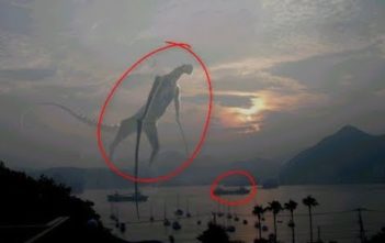 Sau Nhật Thực Toàn Phần, phải chăng bảo lụt là điềm xấu khi có hình Con Quỷ xuất hiện trên bầu trời sau bão Harvey để báo hiệu bão Irma?