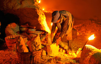 Chùm ảnh: Mỏ lưu huỳnh Kawah Ijen – ‘địa ngục’ nơi trần thế
