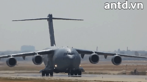 Vận tải cơ khổng lồ Boeing C-17 Globemaster vừa tới VN sửa soạn cho APEC 2017