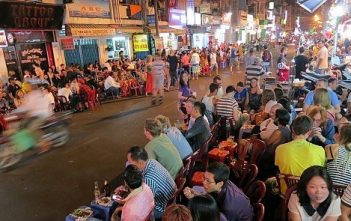 Chơi đêm ở Phố Tây Bùi Viện
