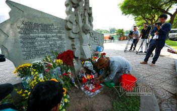 Những hình ảnh VC “xỏ mũi” người Mỹ khờ khạo