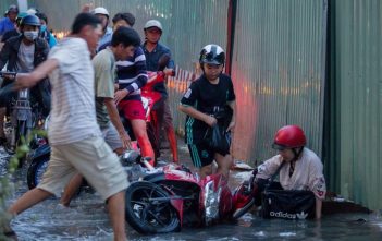 Nhiều người Sài Gòn ngã nhào trên đường ngập ngày triều cường