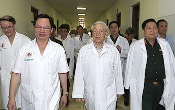 Tổng bí thư, Chủ tịch nước Nguyễn Phú Trọng đang phải ngồi xe lăn và tập nói để chuẩn bị làm Trưởng ban Tang lễ cho Lê Đức Anh