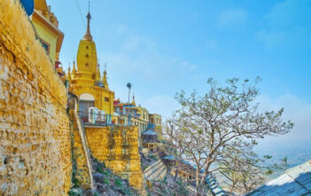 Độc đáo tu viện dát vàng giữa vùng đất mây vờn ở Myanmar