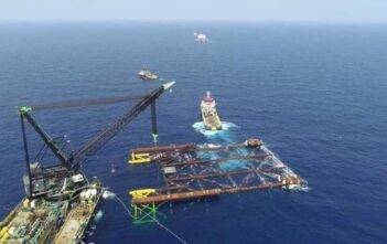 Việt Nam đã đặt thành công chân đế giàn khoan Sao Vàng Đại Nguyệt tại Bãi Tư Chính