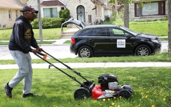 Người đàn ông Hoa Kỳ đi khắp 50 bang cắt cỏ cho người già