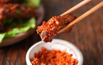 Cơm tối làm sườn chiên sốt tỏi sẽ gây “nghiện” cho cả nhà