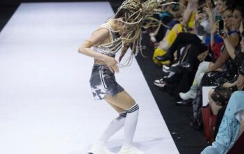 Chân không dài, catwalk thi thoảng vấp, lí do gì khiến Minh Hằng luôn xuất hiện tại vị trí vedette?