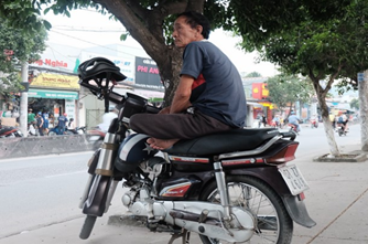 Người Chạy Xe Ôm Bến Ninh Kiều – Nguyễn Vĩnh Long