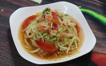 Giá thịt lợn tăng chóng mặt, vợ đảm trổ tài ngay món gỏi đu đủ Thái Lan đãi cả nhà