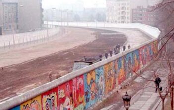 Nhà văn Nguyên Ngọc: Tường Berlin đổ, trông người mà ngẫm đến ta