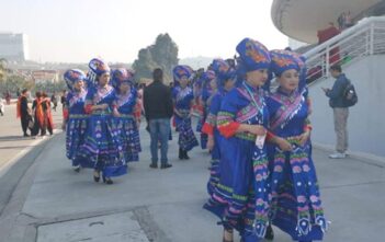 Hàng trăm người Tàu tụ tập, trình diễn trang phục trái phép ở Quảng Ninh
