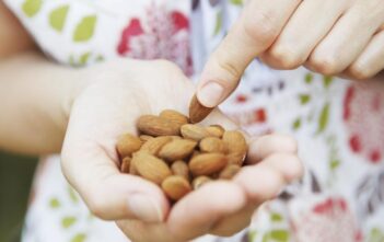 Ăn gì để giảm chóng mặt, buồn nôn khi say xe?