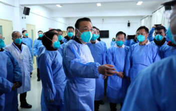 Thủ tướng TQ cấp tốc đến Vũ Hán, dân tỉnh ngoài đào đường, lập rào chắn cấm người Hồ Bắc đi vào