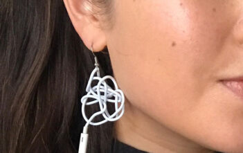 Đang yên đang lành bỗng nổi lên trend khuyên tai làm từ EarPods rối dây, giá tận gần $43