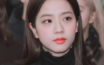 Jisoo khoe makeup “quả đào”, môi căng bóng khiến các nàng chỉ muốn muốn bái bai son lì và kiểu hoạ mặt đậm