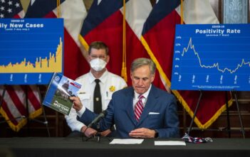 Một khi Texas lên đến mức cao mới nhất COVID-19, Thống đốc Greg Abbott thắt chặt các quy tắc sinh hoạt ngoài trời