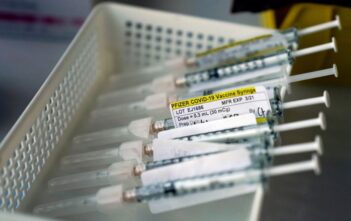 Người già bắt đầu được tiêm vaccine COVID tại Mỹ