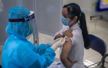 Việt Nam tiếp tục dùng vaccine AstraZeneca, cam kết chú ý an toàn