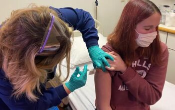 Hoa Kỳ chấp thuận dùng vaccine Pfizer cho trẻ từ 12 đến 15 tuổi