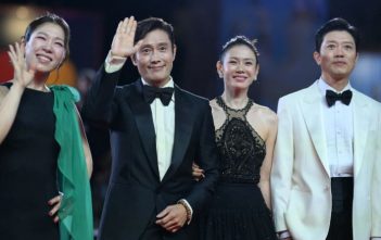 Son Ye Jin sánh đôi Lee Byung Hun trên thảm đỏ Venice